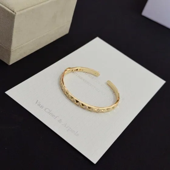 Van Cleef Arpels Perlee Couleurs Or Rose bracelet yellow gold with clear diamond accents 17cm