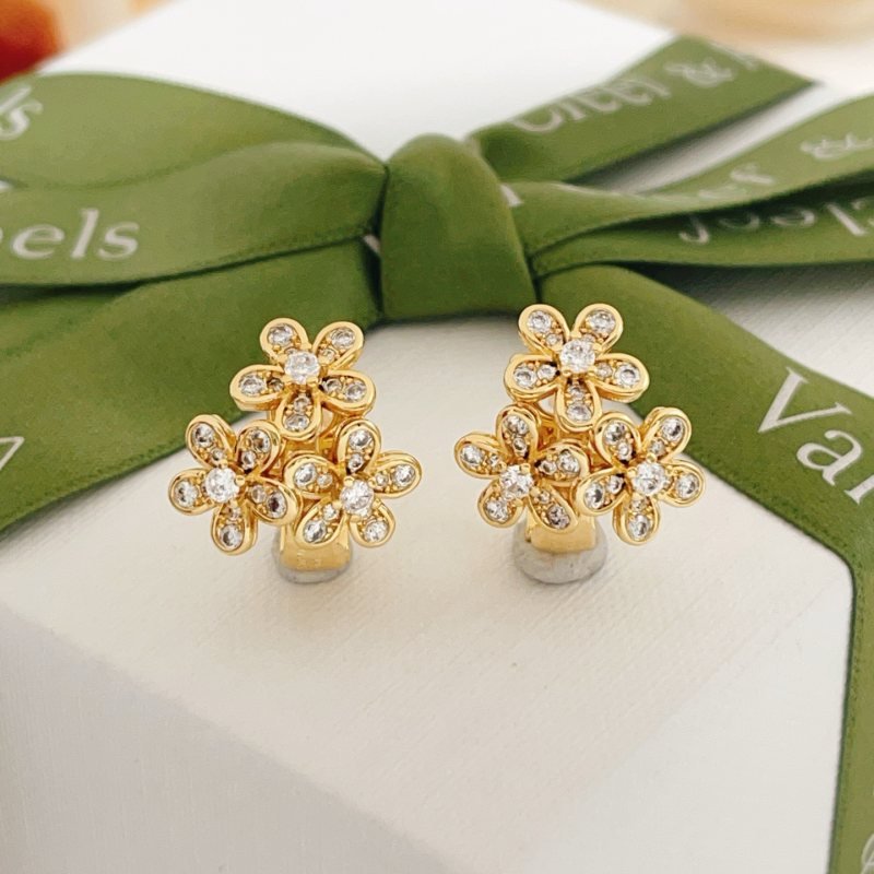 Van Cleef Arpels Socrate earrings Yellow gold with clear diamond accents 12mm