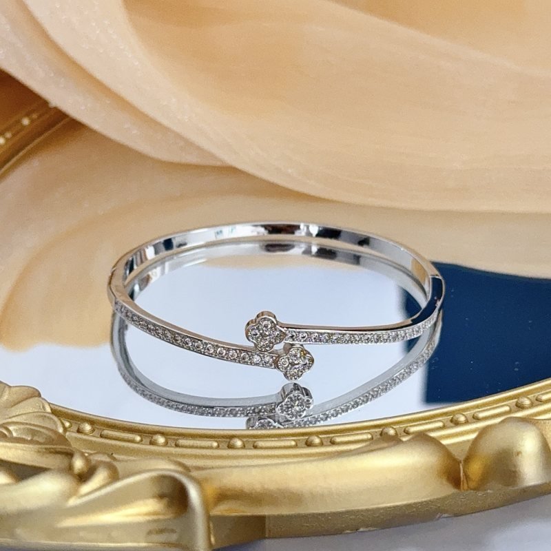 Piaget Possession bracelet 18k white gold with clear diamond accents 17cm