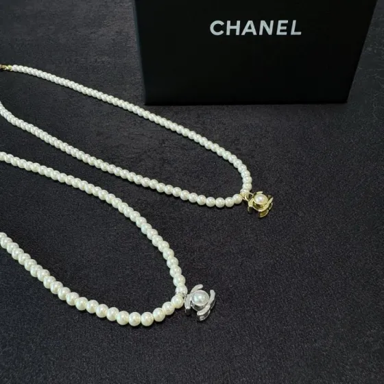 Chanel CC Turnlock Pearl Pendant necklace Gold-tone metal with white faux pearls 40cm