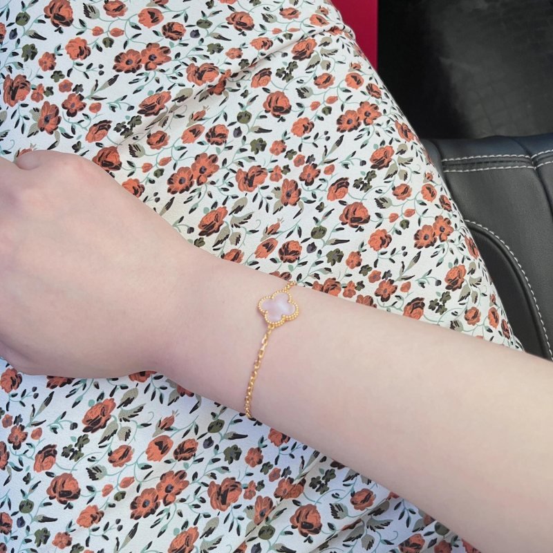 Van Cleef Arpels Alhambra bracelet yellow gold with white mother-of-pearl clover motif 17cm