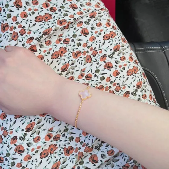 Van Cleef Arpels Alhambra bracelet yellow gold with white mother-of-pearl clover motif 17cm