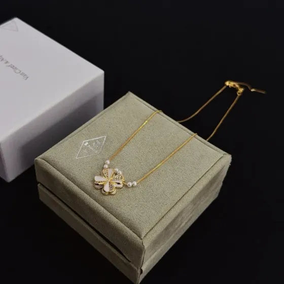 Van Cleef Arpels Frivole necklace yellow gold white mother-of-pearl clear diamond white pearl 42cm