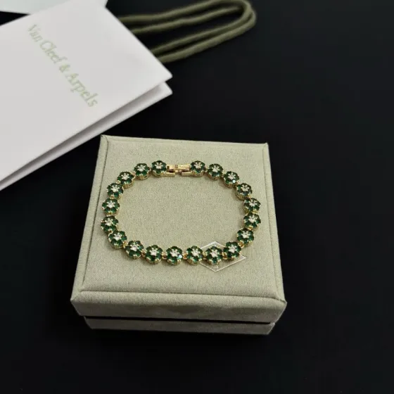 Van Cleef Arpels Fleurette bracelet Yellow gold with emerald green gemstones and white diamond accents 18cm