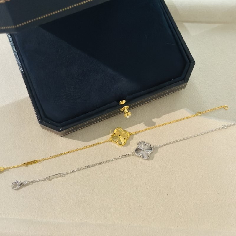 Van Cleef Arpels Alhambra Guilloche bracelet 18K yellow gold guilloche clover 18K white gold guilloche clover 17cm