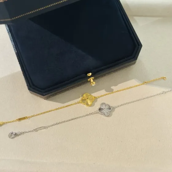 Van Cleef Arpels Alhambra Guilloche bracelet 18K yellow gold guilloche clover 18K white gold guilloche clover 17cm