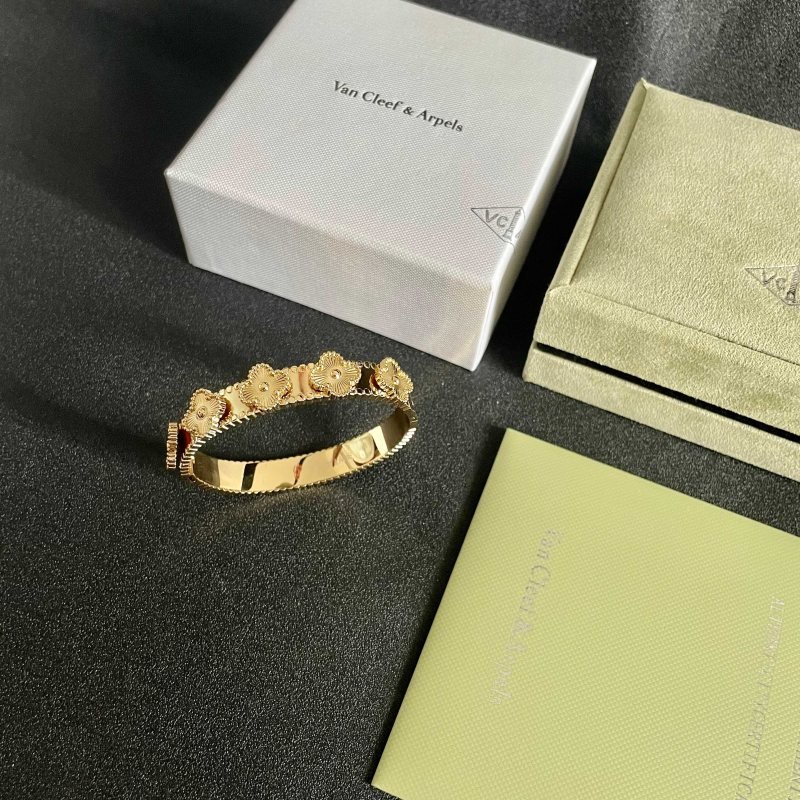Van Cleef Arpels Alhambra bracelet yellow gold 17cm