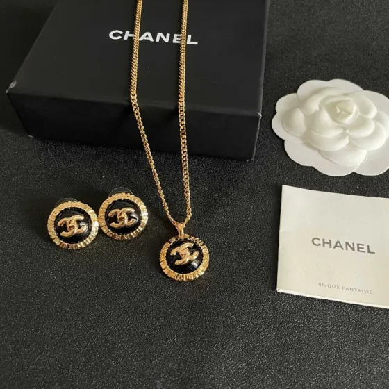 Chanel CC Logo Round Medallion necklace Gold-tone metal with black enamel 42cm