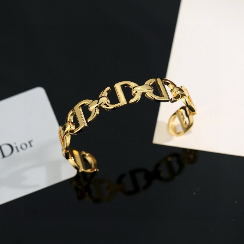 Dior CD Chain Cuff bracelet Gold-tone metal no gemstones One Size open cuff approx 17cm inner circumference