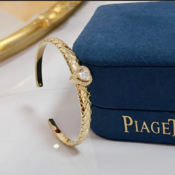 Piaget Heart Diamond Quilted Open Bangle bracelet 18k yellow gold with clear heart-cut diamond and diamond halo 17cm inner circumference