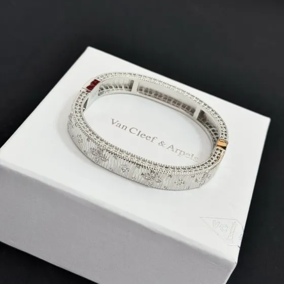 Van Cleef Arpels Four-Leaf Clover bracelet silver-toned metal with clear diamond inlay 17cm