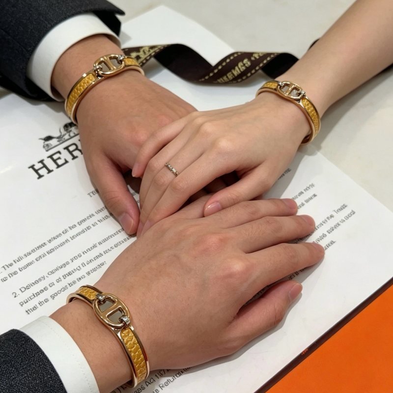 Hermes Clic Chaine d Ancre Farandole bracelet Rose gold metal with yellow lizard leather inlay silver-tone hardware accents 17cm