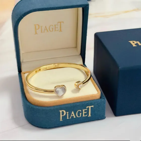 Piaget Heart Open Cuff bracelet Yellow gold with white mother-of-pearl and clear diamond accents 17cm