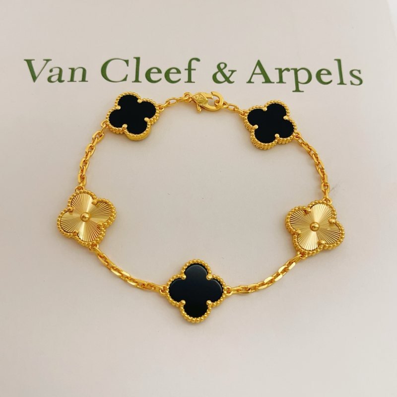 Van Cleef Arpels Alhambra bracelet Yellow gold with black onyx and guilloche gold clover motifs 18cm