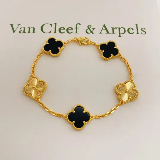 Van Cleef Arpels Alhambra bracelet Yellow gold with black onyx and guilloche gold clover motifs 18cm