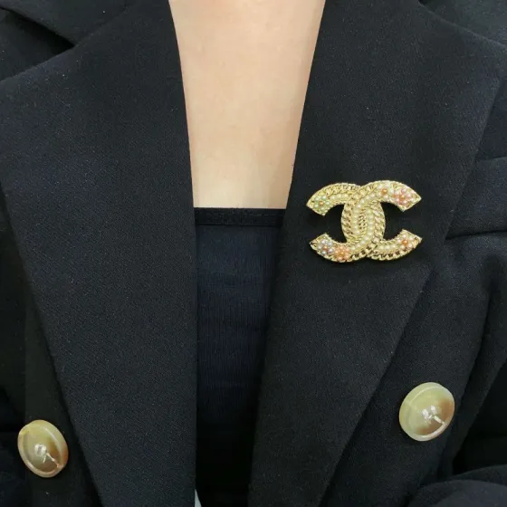 Chanel CC Logo Multicolor Pearl Brooch brooch Gold-tone metal with white pink mint green and iridescent faux pearls 3 5cm width