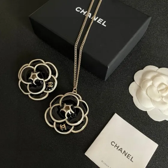 Chanel Camellia necklace light gold metal black enamel cream enamel trim 60cm
