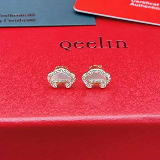 Qeelin Yu Yi earrings 18k rose gold white mother-of-pearl clear diamond 8mm stud diameter