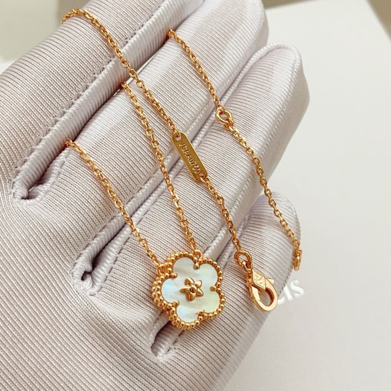 Van Cleef Arpels Lucky Spring Plum Blossom necklace 18K rose gold white mother-of-pearl 42cm