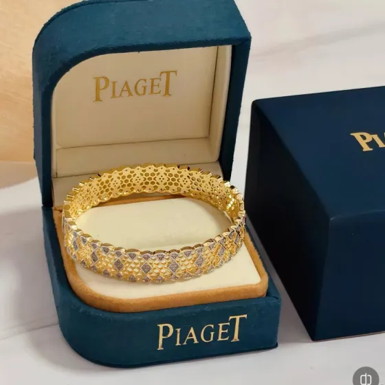Piaget Serpenti Viper bracelet 18k yellow gold with clear diamond accents 17cm inner circumference