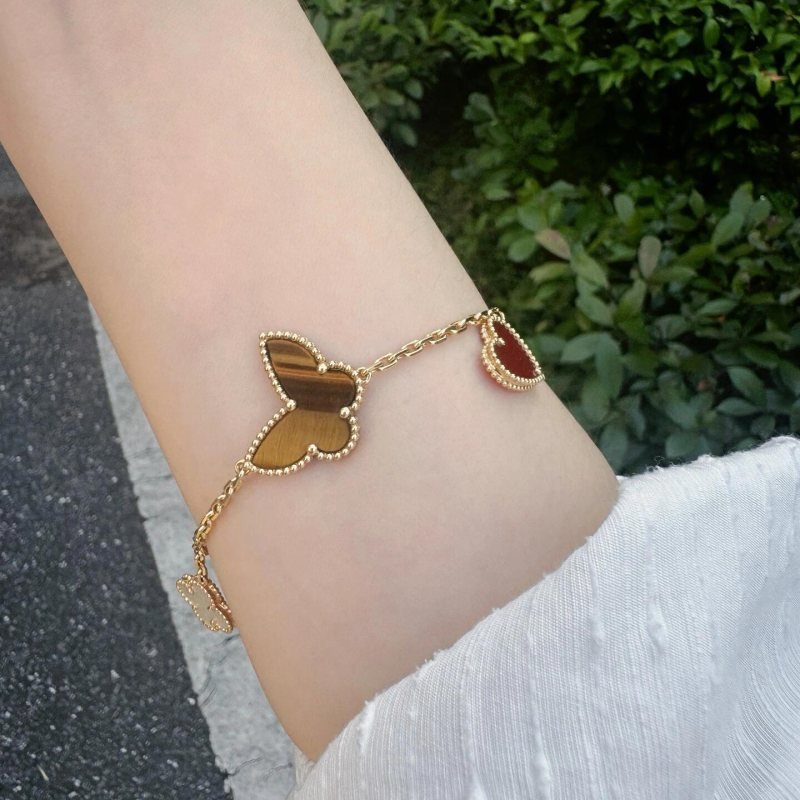Van Cleef Arpels Lucky Alhambra bracelet Yellow gold metal with tiger s eye carnelian mother-of-pearl malachite and chalcedony stones 19cm