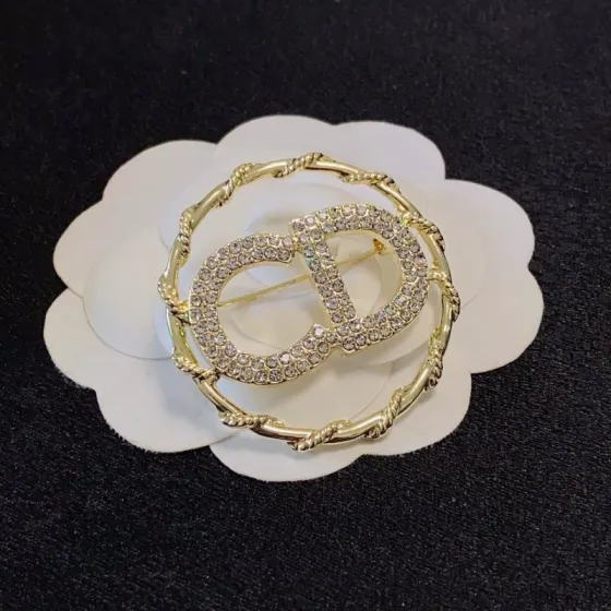 Dior CD Logo Twisted Circle Brooch brooch gold-tone metal with clear crystal rhinestones 3cm diameter