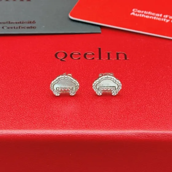 Qeelin ZP Yu Yi Lock earrings 18K white gold white mother-of-pearl clear diamond 8mm stud diameter