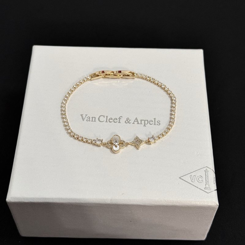 Van Cleef Arpels Alhambra bracelet yellow gold with clear diamond accents and mother-of-pearl detail 17cm