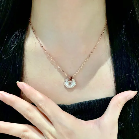 Qeelin Kirin mini Ruyi necklace Rose gold plated metal white mother-of-pearl clear high-carbon diamonds 42cm