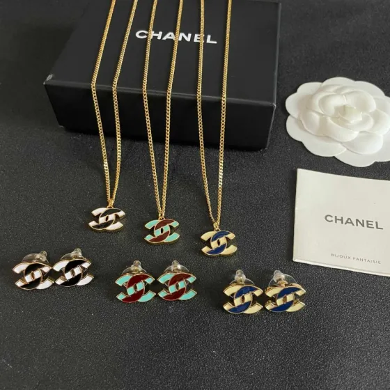 Chanel CC Enamel Pendant necklace Gold-tone metal with cream and navy blue enamel 42cm