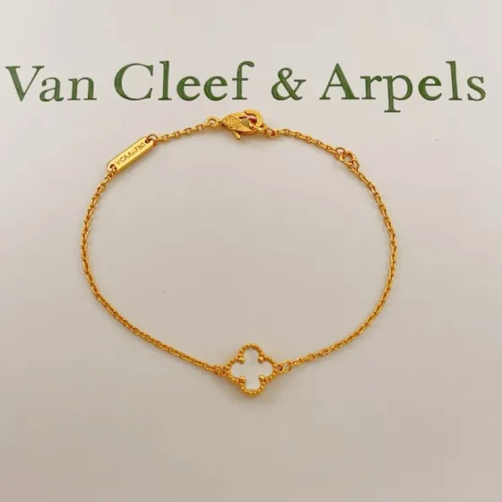 Van Cleef Arpels Sweet Alhambra bracelet Yellow gold with white mother-of-pearl 17cm