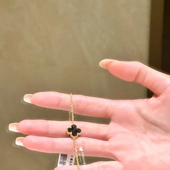 Van Cleef Arpels Alhambra bracelet Yellow gold with black onyx 17cm