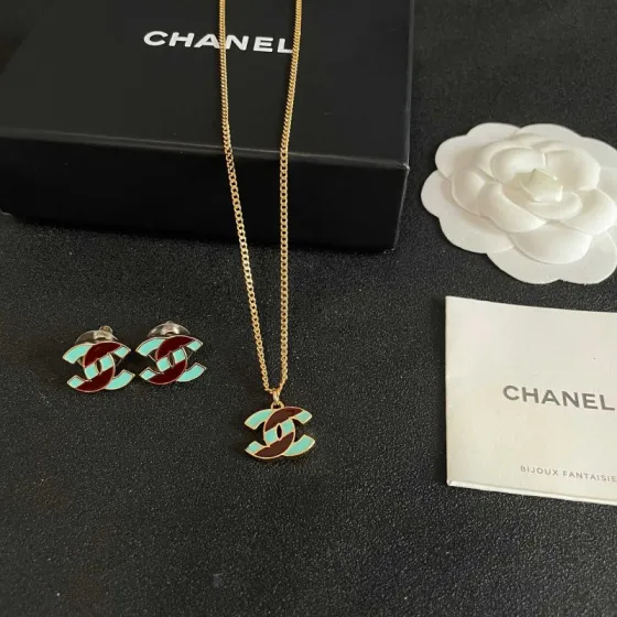 Chanel CC Logo Enamel necklace gold-tone metal with turquoise and burgundy enamel 42cm
