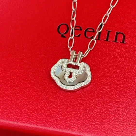 Qeelin Yu Yi necklace 18K white gold diamond mother of pearl red gemstone 42cm
