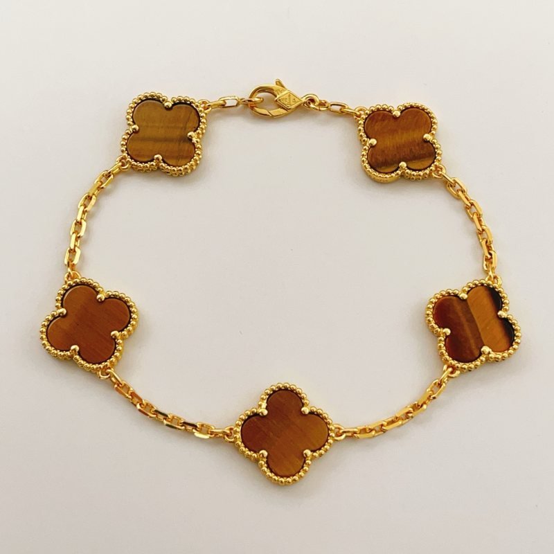 Van Cleef Arpels Alhambra bracelet Yellow gold with brown tiger s eye stone 19cm