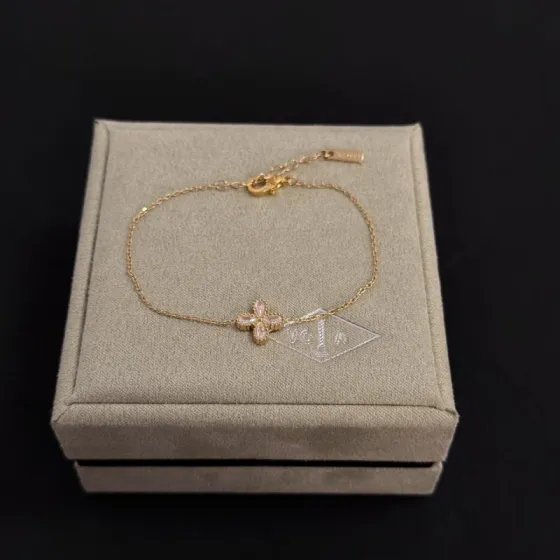 Van Cleef Arpels Alhambra bracelet yellow gold with clear diamond accents 17cm
