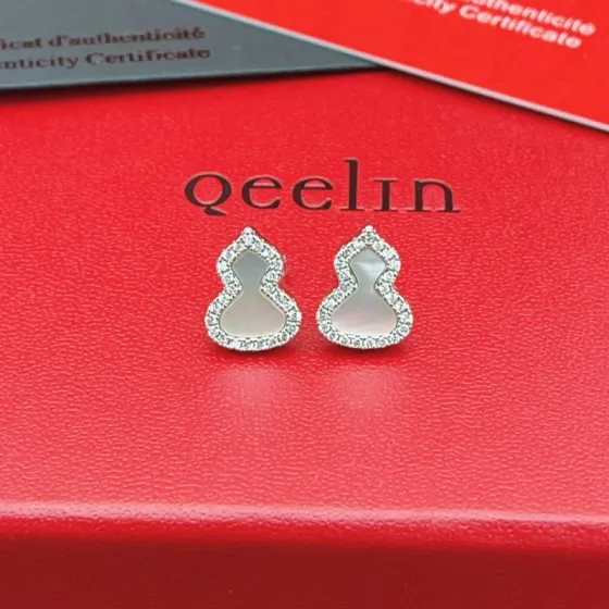 Qeelin Wulu earrings silver-toned white gold white mother-of-pearl clear diamond accents 8mm stud length