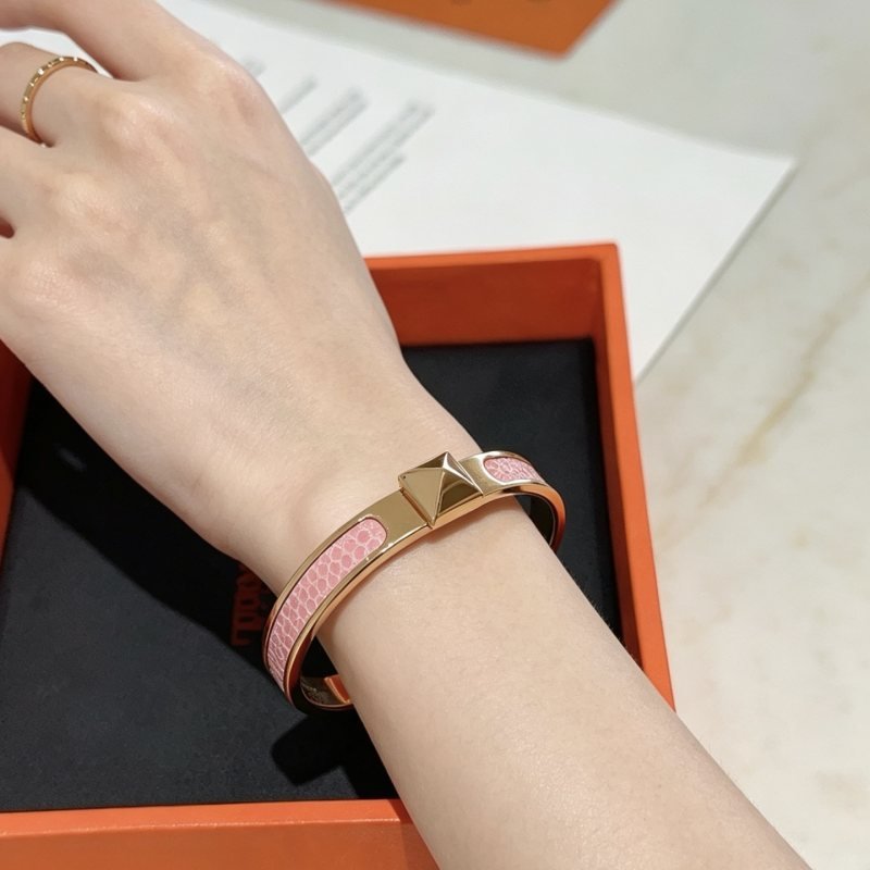 Hermes Medor bracelet Rose gold metal with pink crocodile leather inlay PM