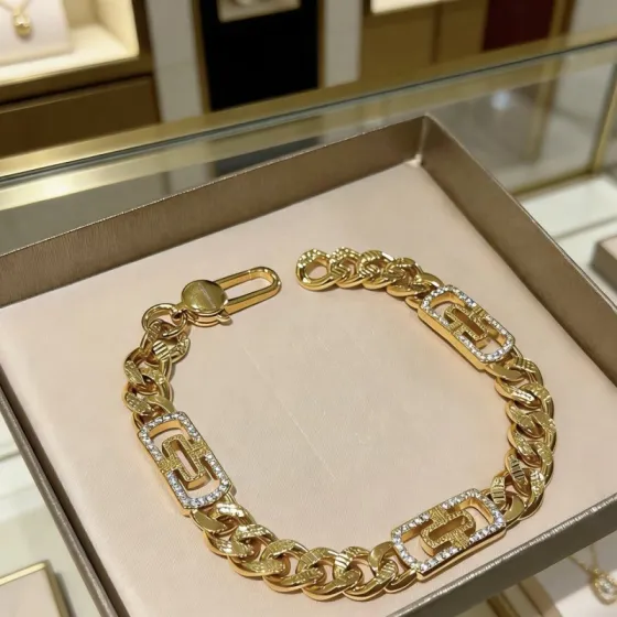 Bvlgari Bvlgari V bracelet 18k yellow gold with clear diamond accents 20