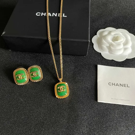 Chanel CC Logo Green Resin Pendant necklace Gold-tone metal with vibrant green resin 45cm