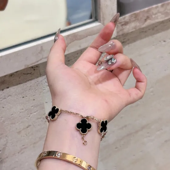 Van Cleef Arpels Alhambra bracelet yellow gold with black onyx clover motifs 17cm