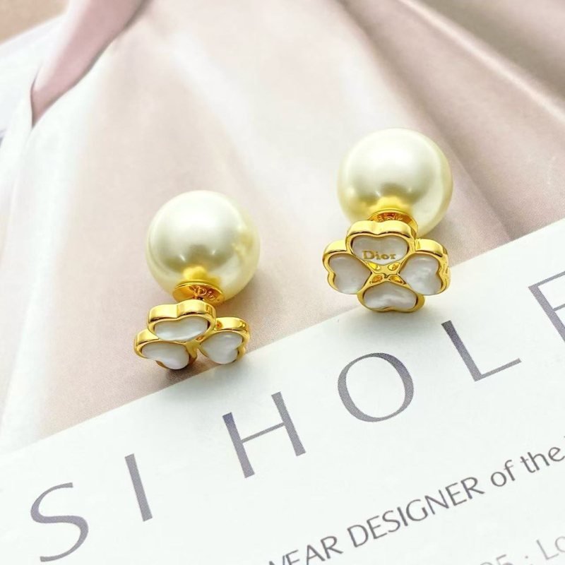 Dior DiorAB Clover Pearl Stud Earrings earrings gold-tone metal white mother-of-pearl cream white resin pearl 1 2cm diameter pearl 1cm clover front
