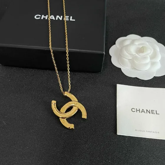 Chanel Interlocking CC Horseshoe Pendant Necklace necklace Gold-tone metal 42cm