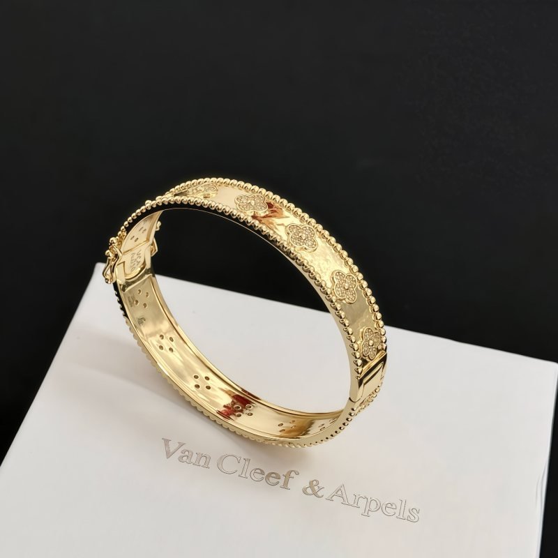 Van Cleef Arpels Perlee Sweet Clovers bracelet Yellow gold with diamond accents 17cm