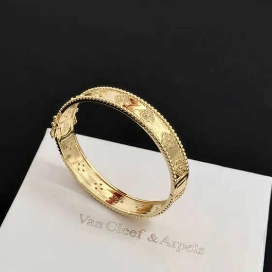 Van Cleef Arpels Perlee Sweet Clovers bracelet Yellow gold with diamond accents 17cm