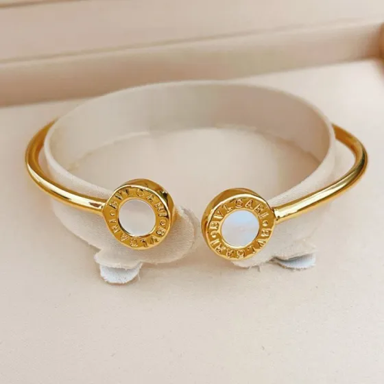 Bvlgari Bvlgari Bvlgari bracelet Yellow gold with white mother-of-pearl inlays One size fits all