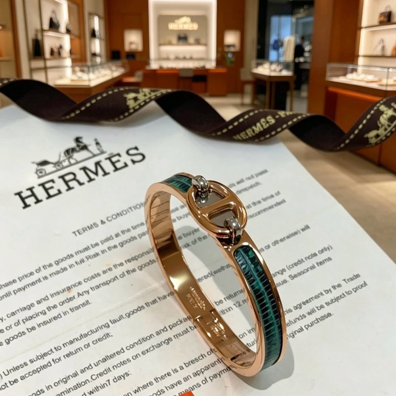Hermes Mini Clic Chaine d Ancre bracelet Rose gold plated metal with emerald green lizard inlay palladium hardware accents PM