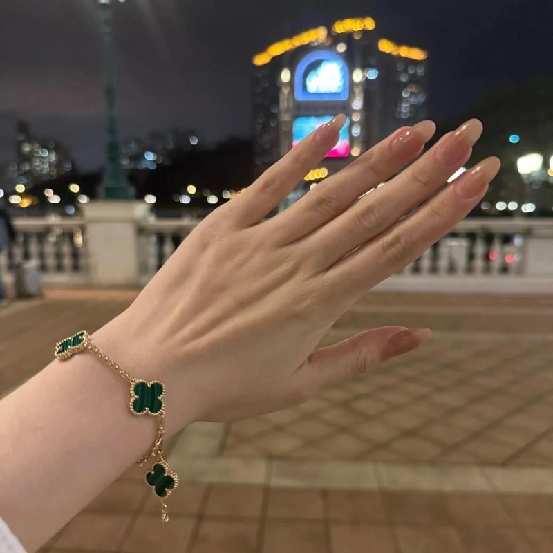 Van Cleef Arpels Alhambra bracelet Yellow gold with green malachite clover motifs 19cm