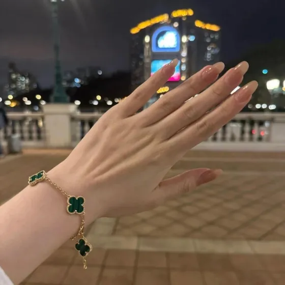 Van Cleef Arpels Alhambra bracelet Yellow gold with green malachite clover motifs 19cm