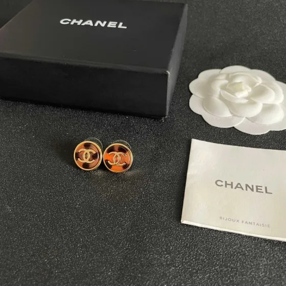 Chanel CC Logo Round Tortoiseshell Stud Earrings earrings gold-tone metal with tortoiseshell brown and amber resin 1 5cm diameter